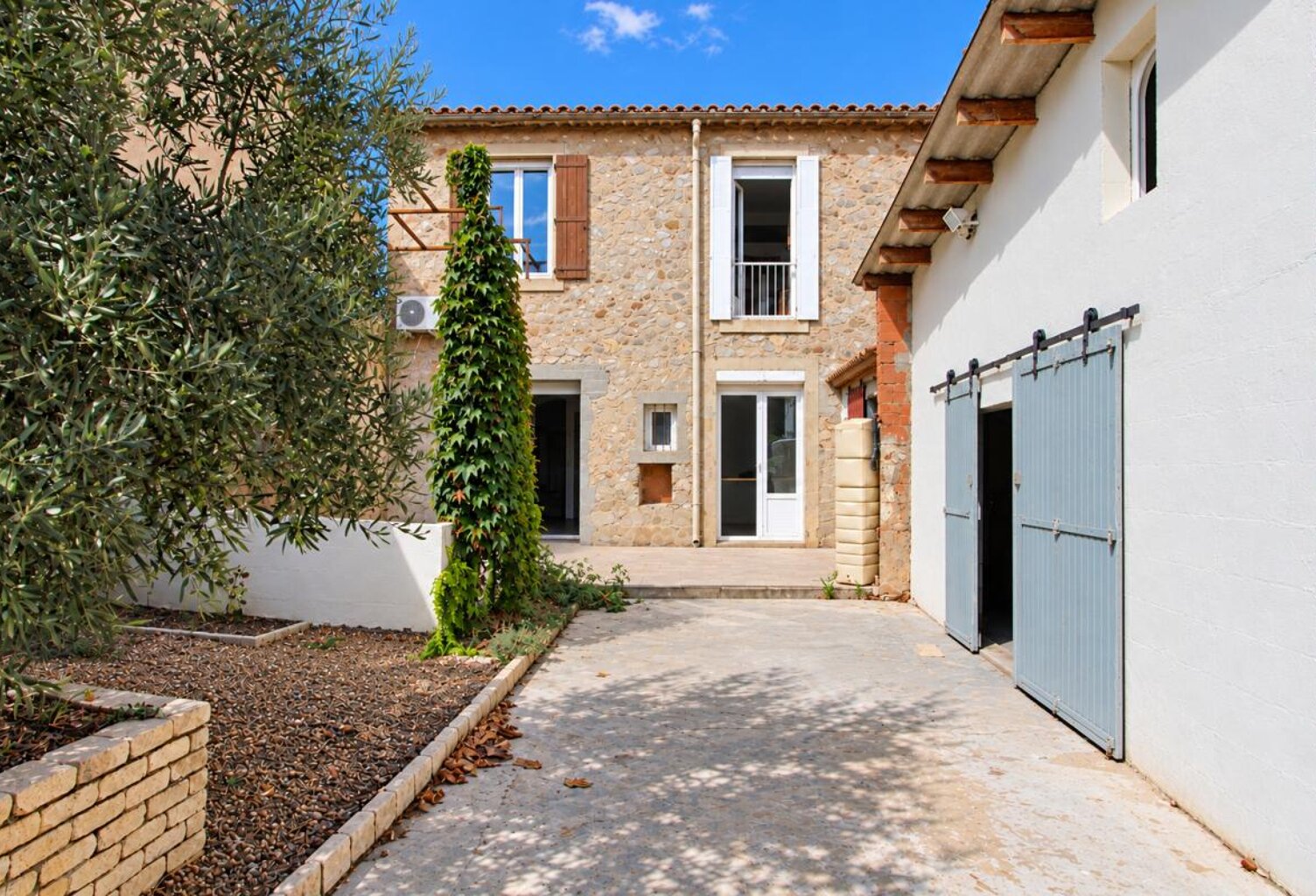 Caunes Minervois ? Maison de ville rénovée, 4 chambres et cour de 110 m² — photo 1