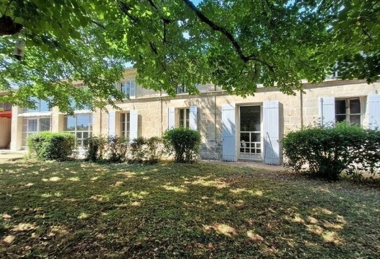 Maison de caractère de 11 pièces avec studio indépendant, piscine et dépendances sur près de 2 hectares à Saint-Christoly-de-Blaye — photo 1