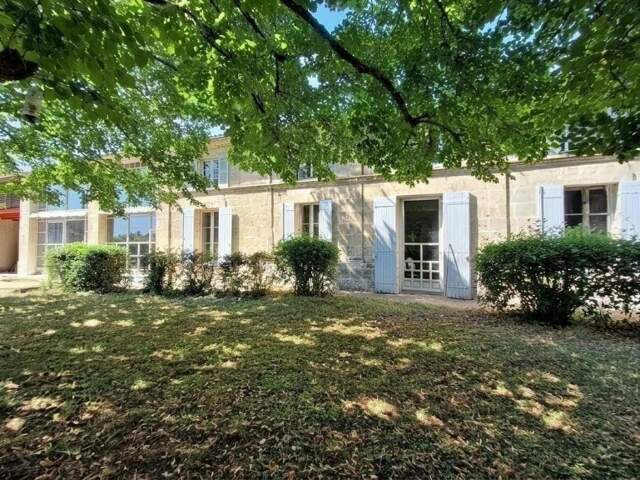 Maison de caractère de 11 pièces avec studio indépendant, piscine et dépendances sur près de 2 hectares à Saint-Christoly-de-Blaye — photo du bien