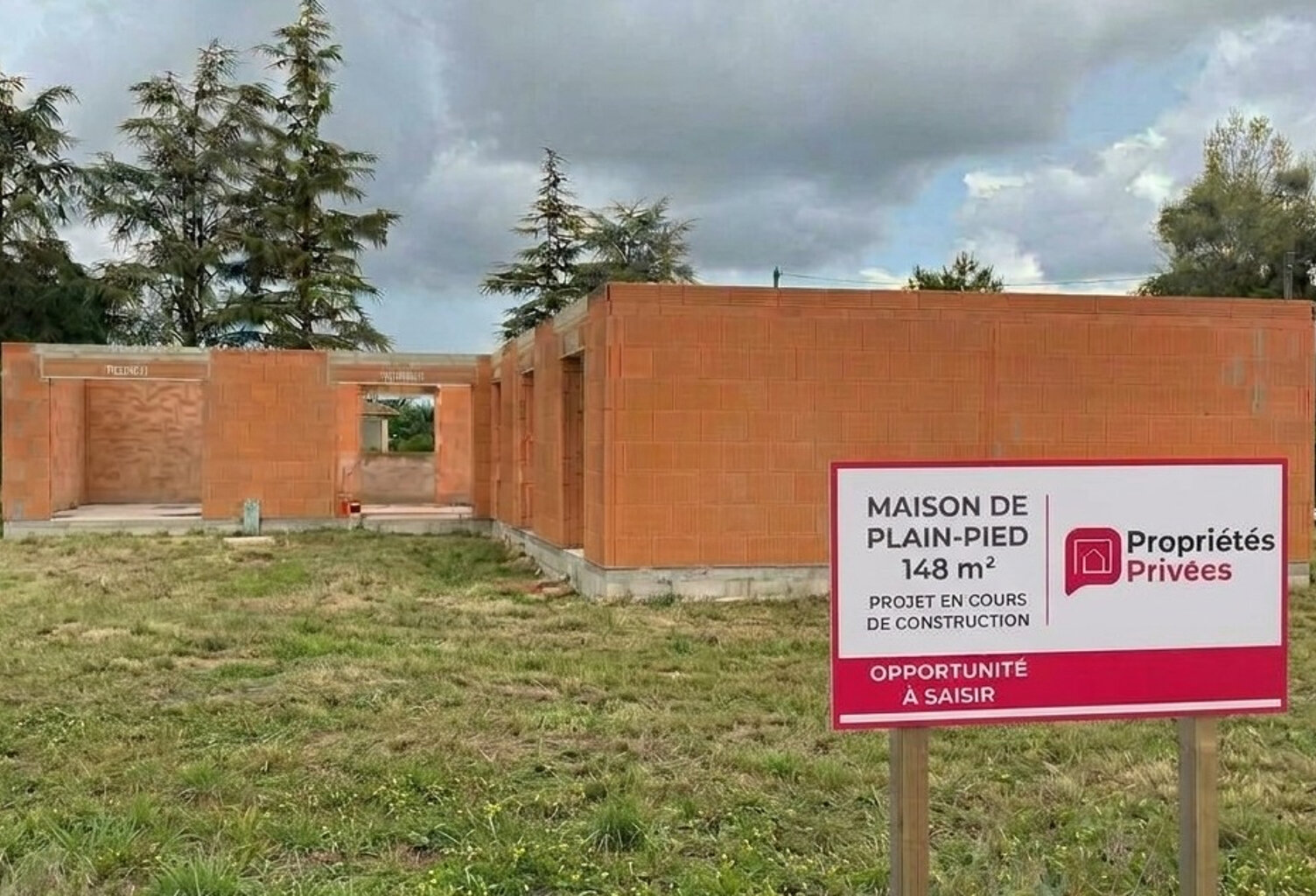 Maison de plain-pied de 148 m² à terminer sur un terrain de 1 105 m² avec piscine et garage prévus au permis de construire — photo 1