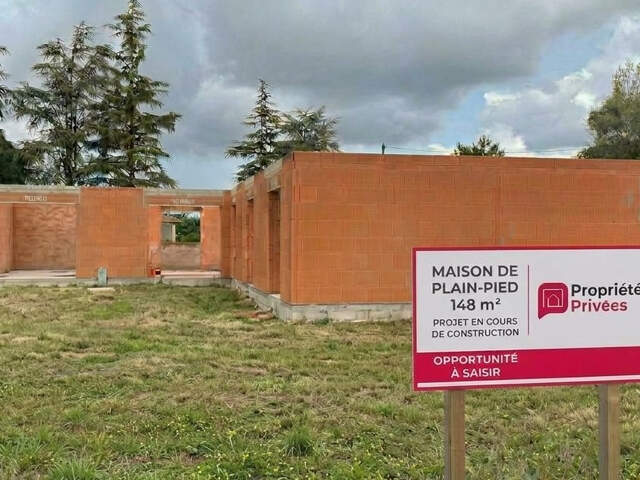 Maison de plain-pied de 148 m² à terminer sur un terrain de 1 105 m² avec piscine et garage prévus au permis de construire — photo du bien