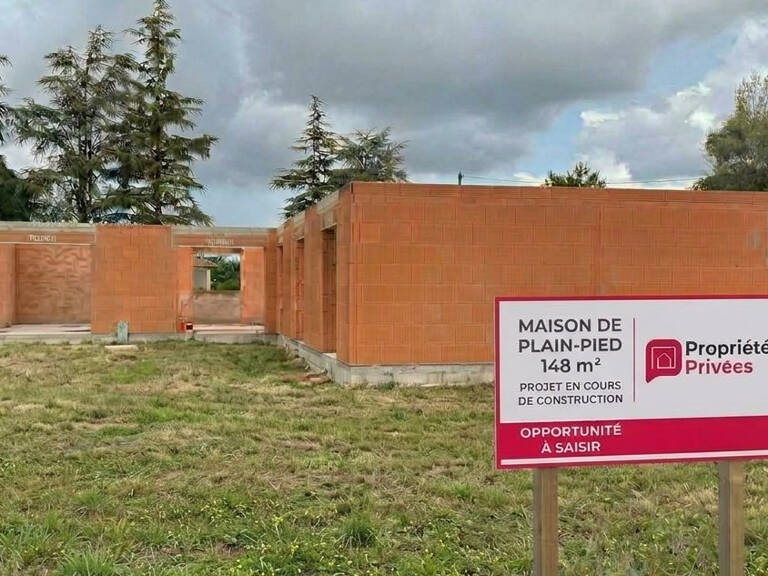 Maison de plain-pied de 148 m² à terminer sur un terrain de 1 105 m² avec piscine et garage prévus au permis de construire — photo 1