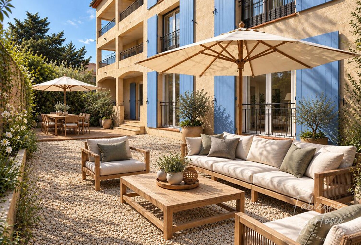 LA CRAU ! CENTRE-VILLE  APPARTEMENT T4 DE 120 M²  - JARDIN PRIVATIF  - TERRASSE - PARKING — photo 1