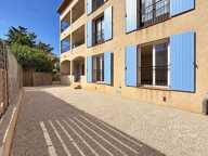 LA CRAU ! CENTRE-VILLE  APPARTEMENT T4 DE 120 M²  - JARDIN PRIVATIF  - TERRASSE - PARKING — photo 2
