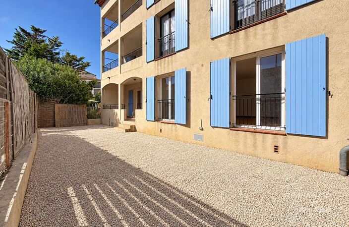 LA CRAU ! CENTRE-VILLE  APPARTEMENT T4 DE 120 M²  - JARDIN PRIVATIF  - TERRASSE - PARKING — photo 2