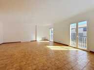 LA CRAU ! CENTRE-VILLE  APPARTEMENT T4 DE 120 M²  - JARDIN PRIVATIF  - TERRASSE - PARKING — photo 4