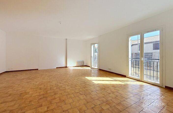 LA CRAU ! CENTRE-VILLE  APPARTEMENT T4 DE 120 M²  - JARDIN PRIVATIF  - TERRASSE - PARKING — photo 4