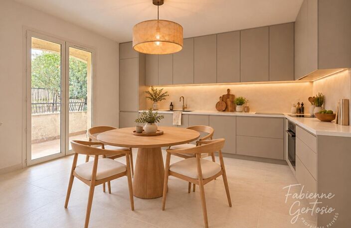 LA CRAU ! CENTRE-VILLE  APPARTEMENT T4 DE 120 M²  - JARDIN PRIVATIF  - TERRASSE - PARKING — photo 5