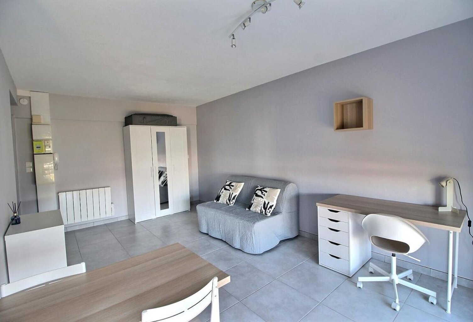 EN EXCLUSIVITÉ  SAINT-ÉTIENNE 42100 RUE CROZET BOUSSINGAULT  LOCATION STUDIO MEUBLÉ DE 27 m² AVEC BALCON — photo 1