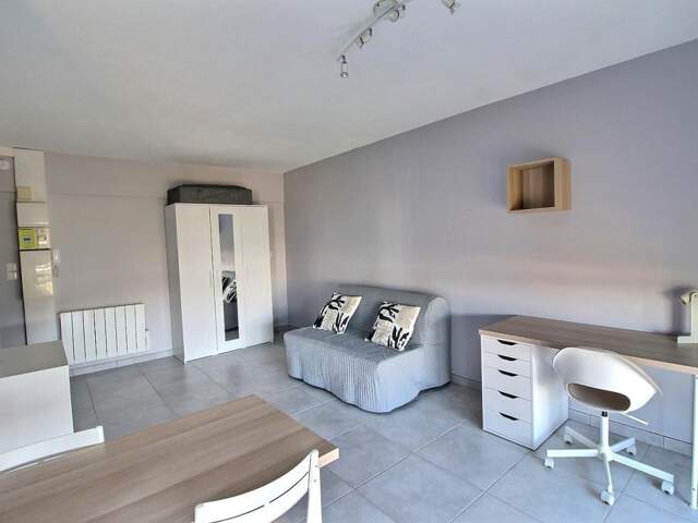 EN EXCLUSIVITÉ  SAINT-ÉTIENNE 42100 RUE CROZET BOUSSINGAULT  LOCATION STUDIO MEUBLÉ DE 27 m² AVEC BALCON — photo du bien
