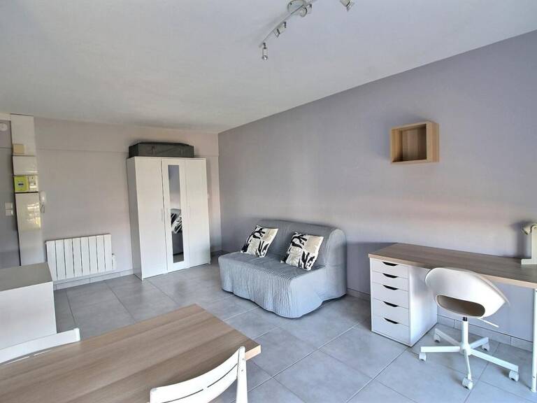EN EXCLUSIVITÉ  SAINT-ÉTIENNE 42100 RUE CROZET BOUSSINGAULT  LOCATION STUDIO MEUBLÉ DE 27 m² AVEC BALCON — photo 1