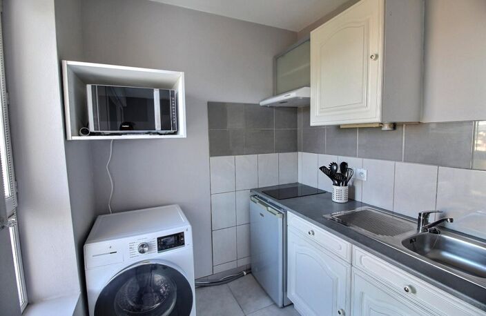 EN EXCLUSIVITÉ  SAINT-ÉTIENNE 42100 RUE CROZET BOUSSINGAULT  LOCATION STUDIO MEUBLÉ DE 27 m² AVEC BALCON — photo 2
