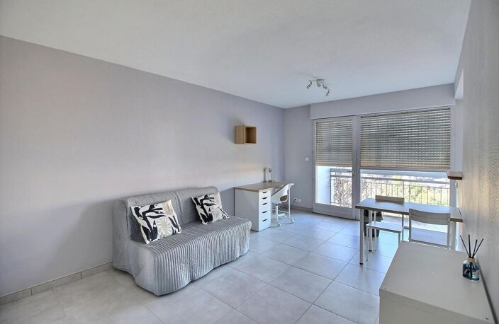 EN EXCLUSIVITÉ  SAINT-ÉTIENNE 42100 RUE CROZET BOUSSINGAULT  LOCATION STUDIO MEUBLÉ DE 27 m² AVEC BALCON — photo 3
