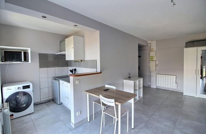 EN EXCLUSIVITÉ  SAINT-ÉTIENNE 42100 RUE CROZET BOUSSINGAULT  LOCATION STUDIO MEUBLÉ DE 27 m² AVEC BALCON — photo 5