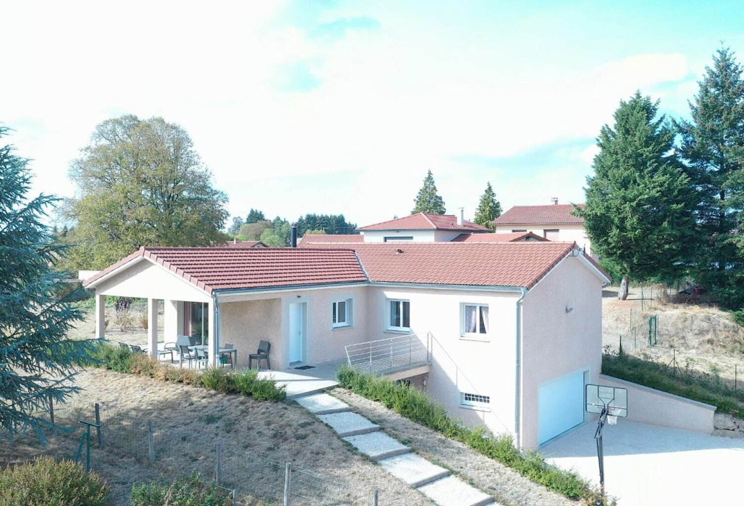 Villa moderne avec espace indépendant pour profession libérale et terrain constructible — photo 1