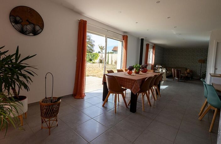 Villa moderne avec espace indépendant pour profession libérale et terrain constructible — photo 3