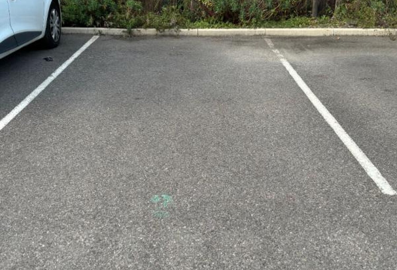 Place  de Parking louer/  Meyzieu — photo 1