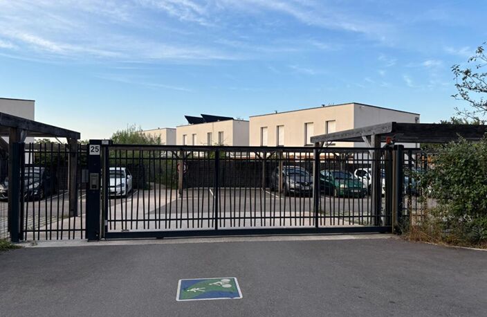 Place  de Parking louer/  Meyzieu — photo 2