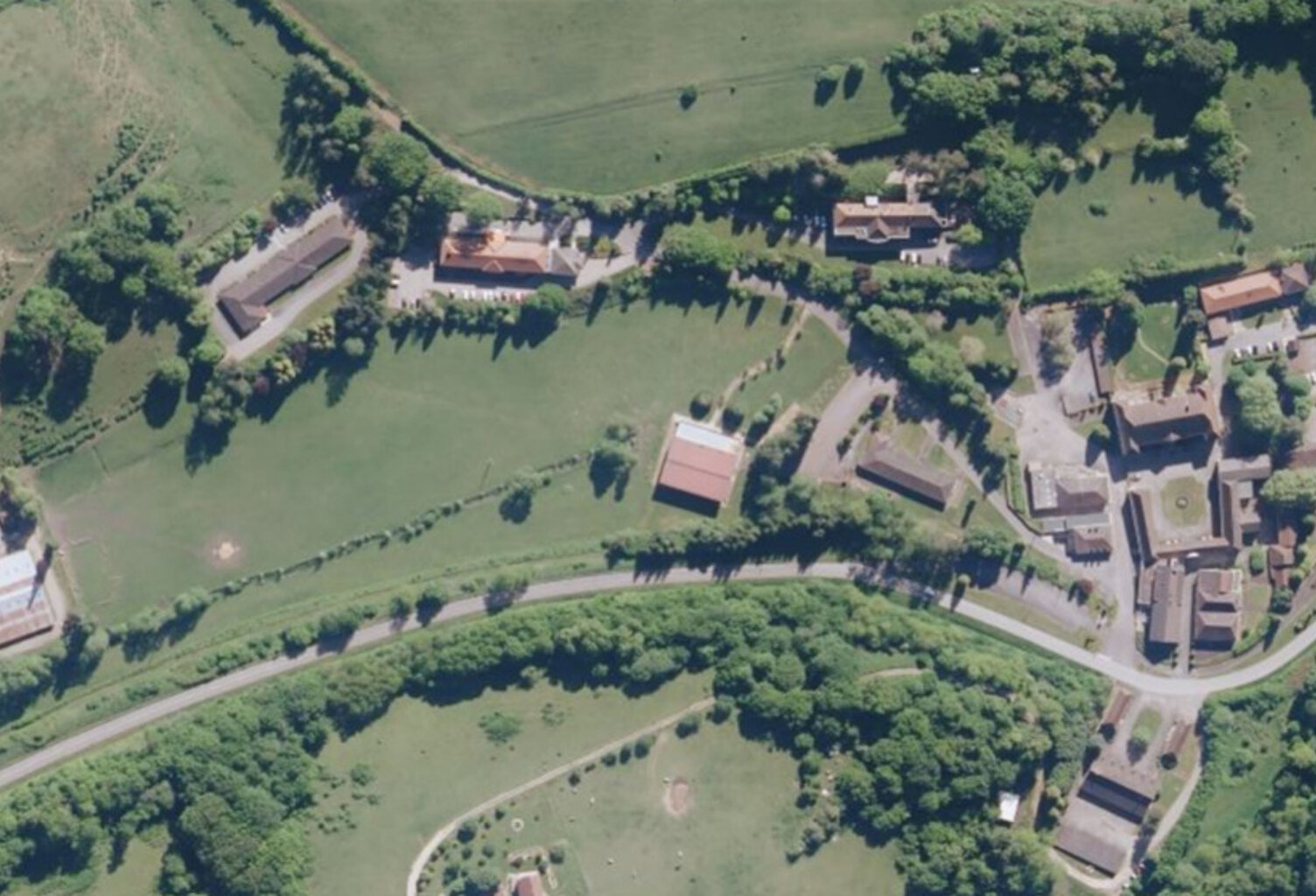 70000-Haute-Saône Domaine avec château et ses annexes. Terrain 7 hectares — photo 1