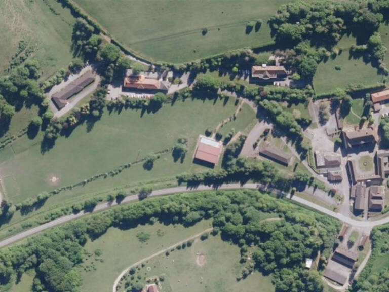 70000-Haute-Saône Domaine avec château et ses annexes. Terrain 7 hectares — photo 1