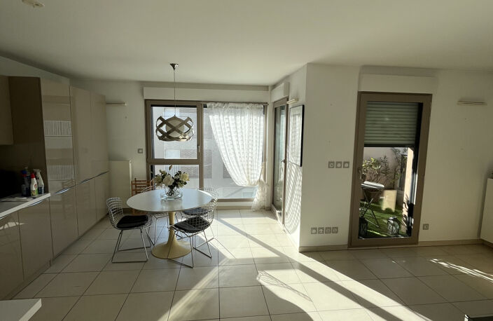 T2 meublé - 40 rue Coste 69300 Caluire et Cuire — photo 5