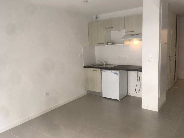Studio métro St Agne - avec terrasse — photo 1