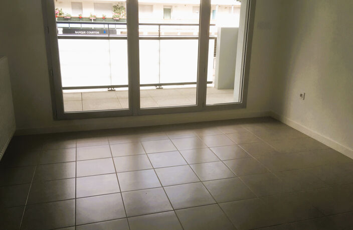 Studio métro St Agne - avec terrasse — photo 2