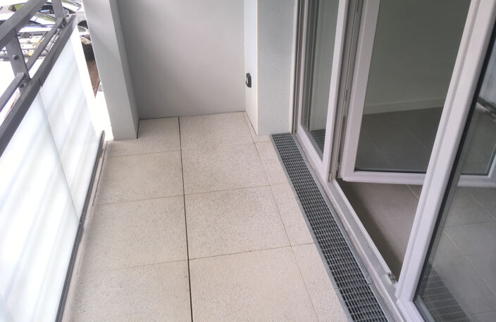 Studio métro St Agne - avec terrasse — photo 4