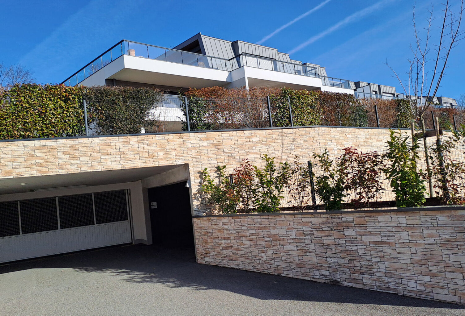 CHAMBERY - Parking 'Les Monts' — photo 1