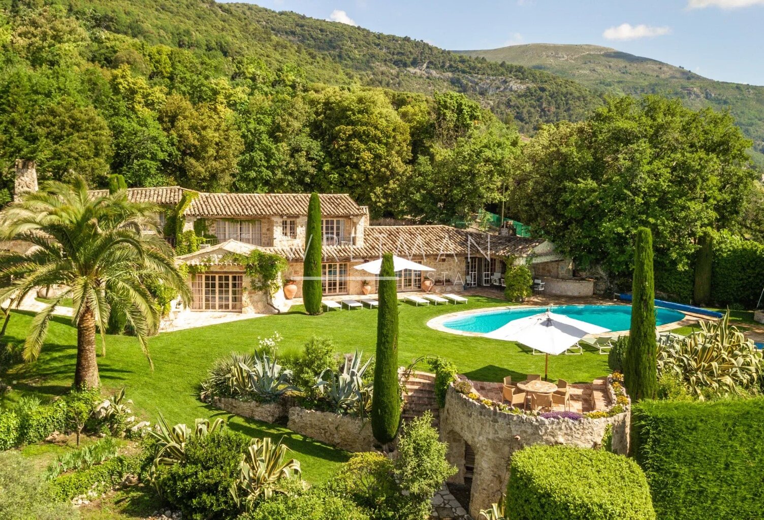 Maison en pierre authentique avec piscine, court de tennis et vu — photo 1