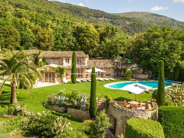 Maison en pierre authentique avec piscine, court de tennis et vu — photo du bien
