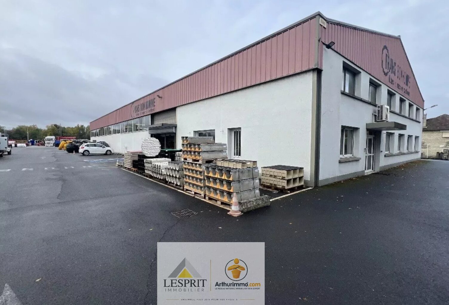 À LOUER  – ENSEMBLE IMMOBILIER À USAGE COMMERCIAL ET PROFESSIONNEL – 1 170 m² — photo 1