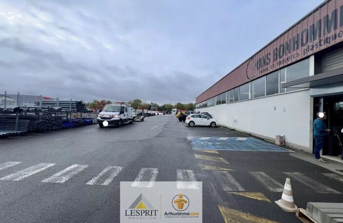 À LOUER  – ENSEMBLE IMMOBILIER À USAGE COMMERCIAL ET PROFESSIONNEL – 1 170 m² — photo 2