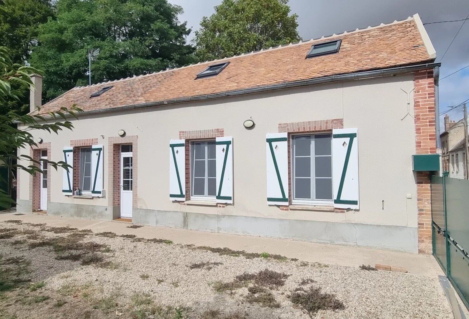 À LOUER – Charmante fermette rénovée avec terrain à Villethierry (89150) — photo 1