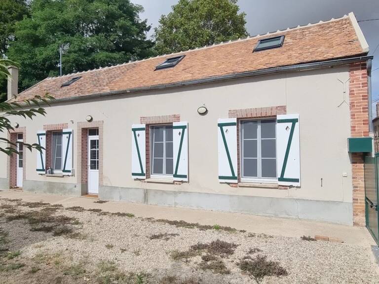 À LOUER – Charmante fermette rénovée avec terrain à Villethierry (89150) — photo 1