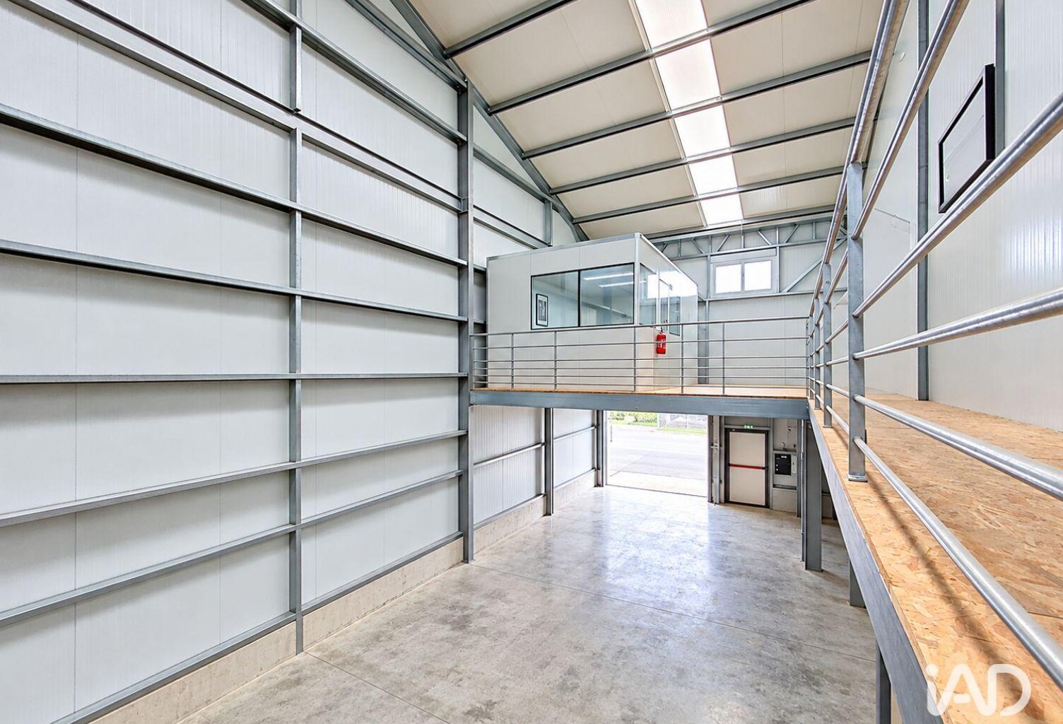 Location Local d'activités 204 m&sup2; — photo 1