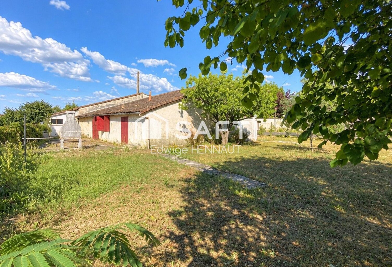 Maison de plain-pied + dépendances - Jardin - Beau potentiel — photo 1