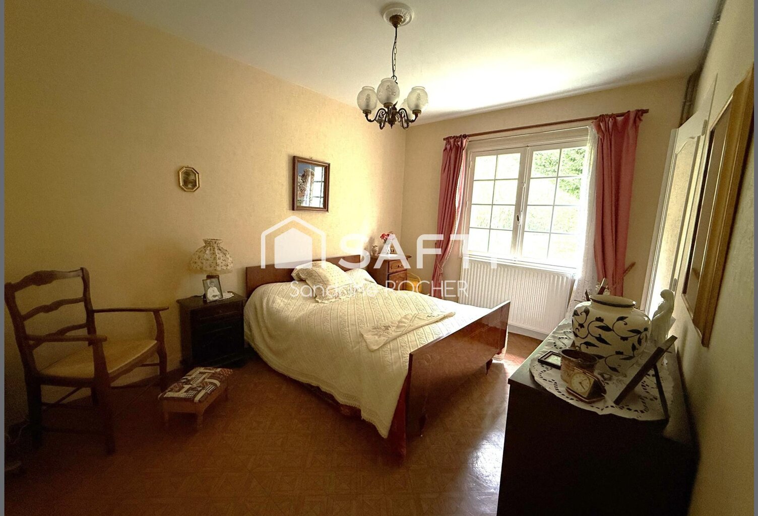 Maison de plain-pied avec terrain arboré et dépendance — photo 1