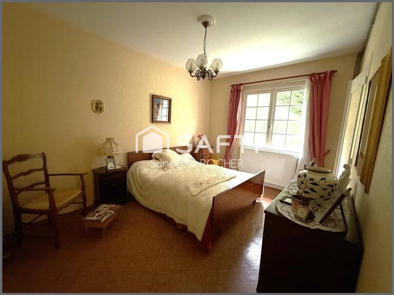 Maison de plain-pied avec terrain arboré et dépendance — photo 1