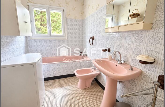 Maison de plain-pied avec terrain arboré et dépendance — photo 2
