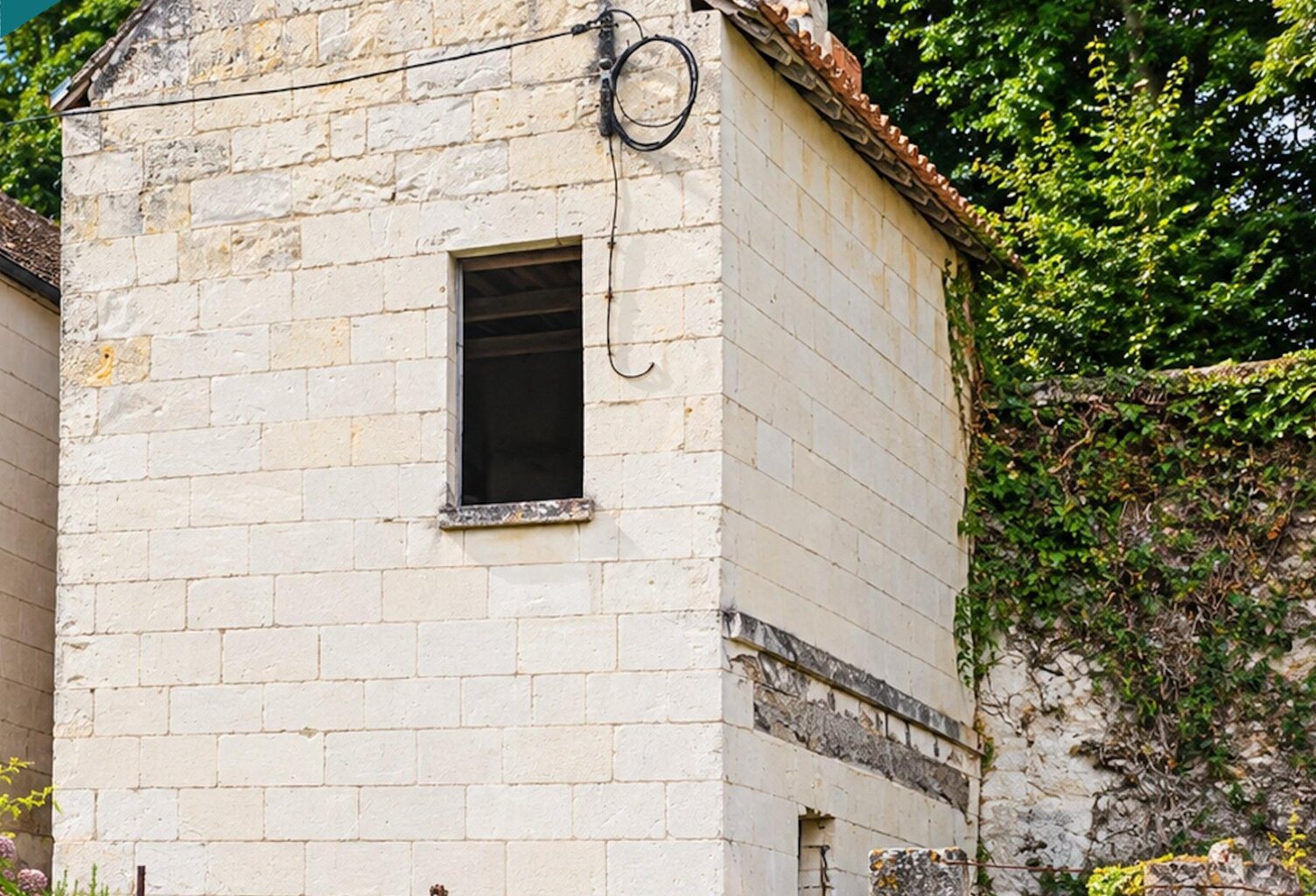 Maison en pierre à rénover avec terrain constructible — photo 1