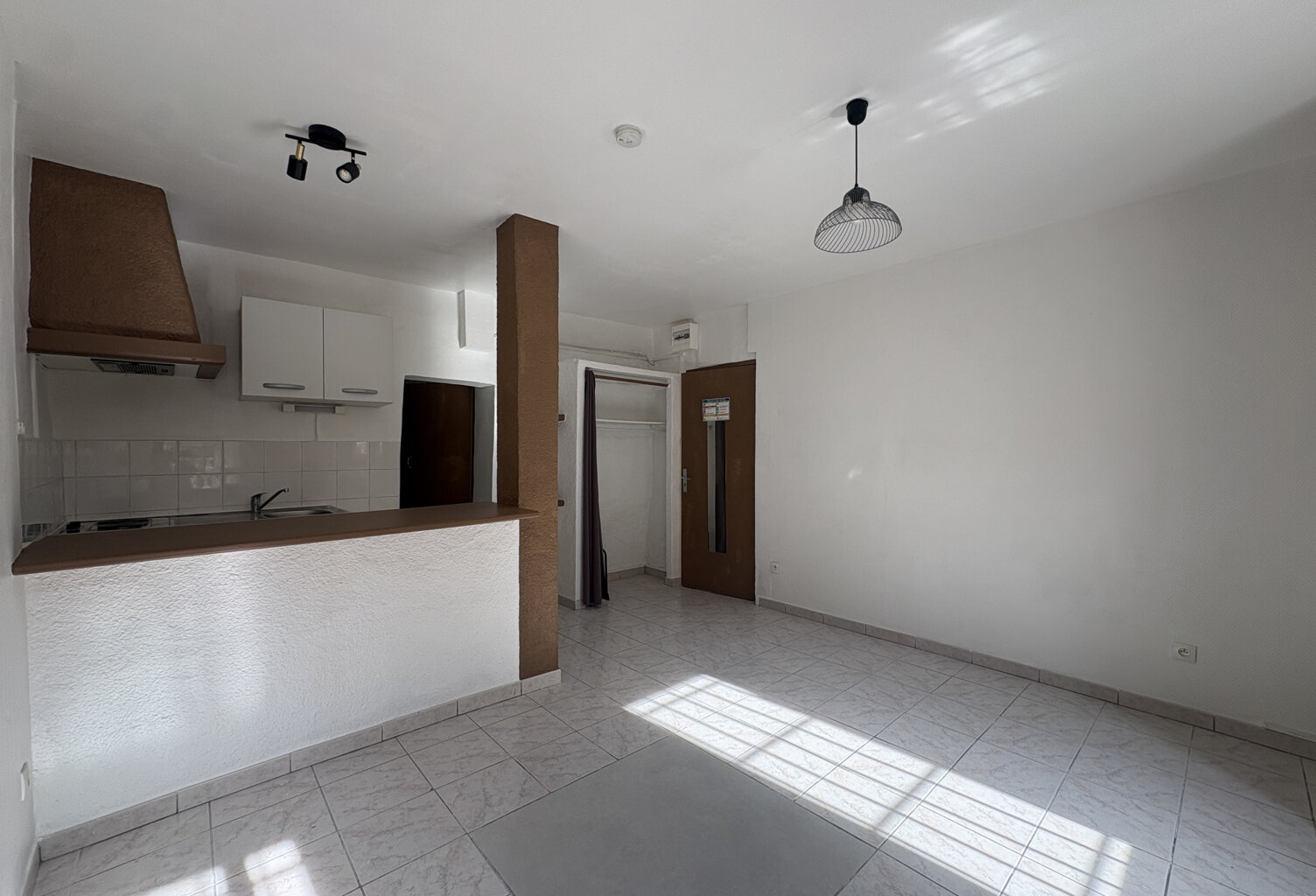 Studio - 3 place de Guin — photo 1