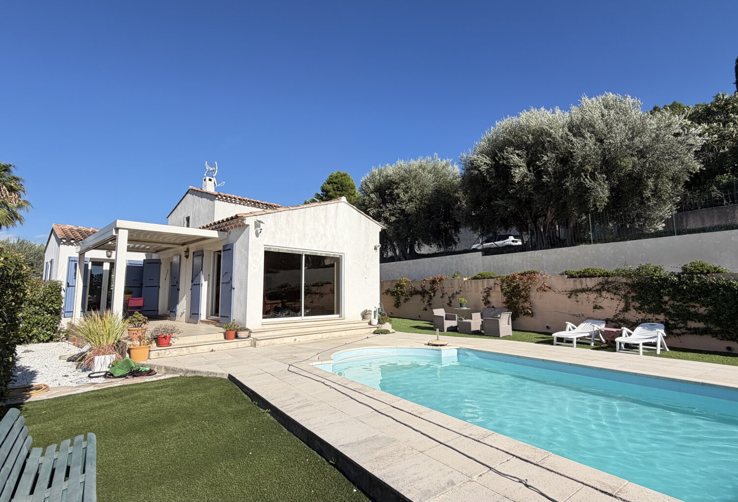 Villa lumineuse avec vue dégagée et piscine. — photo 1