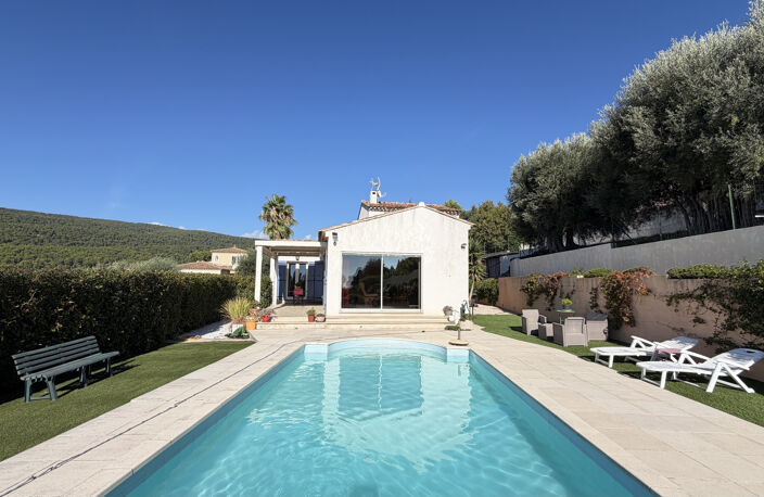Villa lumineuse avec vue dégagée et piscine. — photo 3