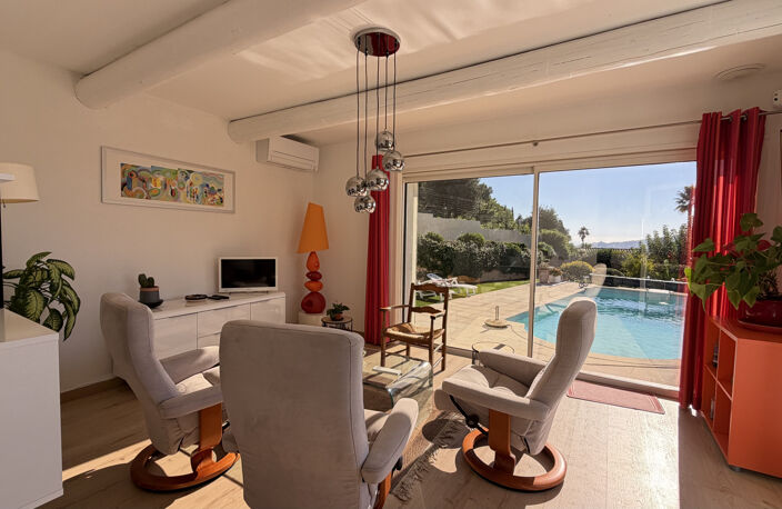 Villa lumineuse avec vue dégagée et piscine. — photo 4