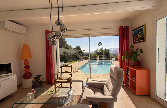 Villa lumineuse avec vue dégagée et piscine. — photo 5