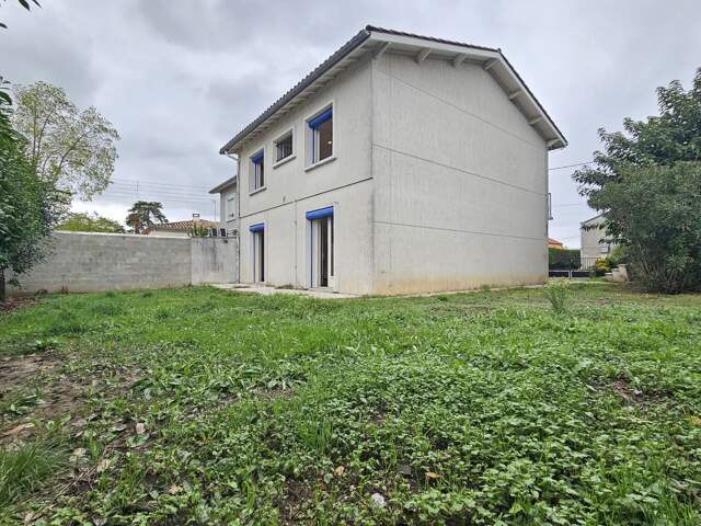 Maison de ville avec jardin et garage — photo du bien