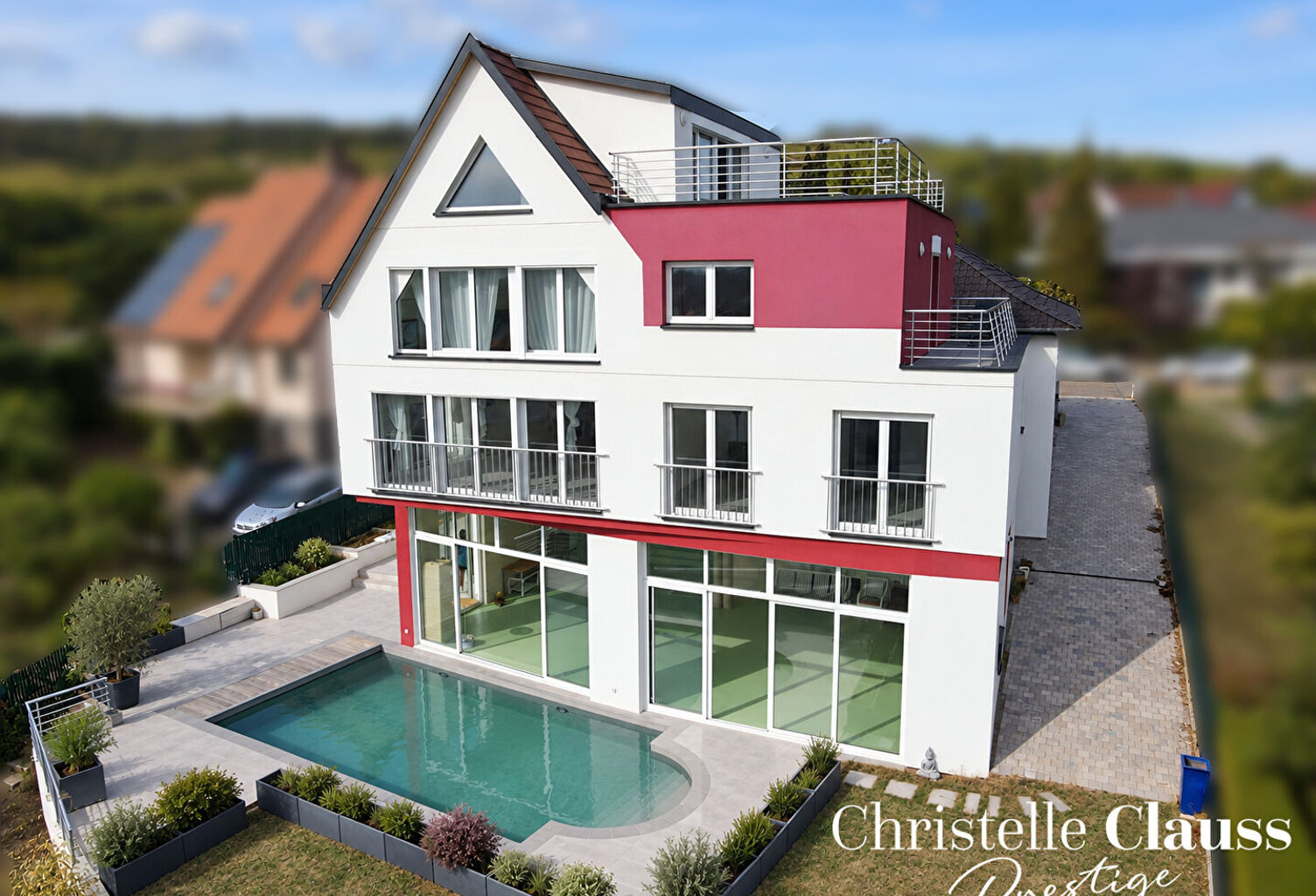 Maison de 374m2 + 215m2 d'annexes, avec piscine et 4 terrasses — photo 1