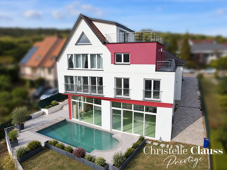 Maison de 374m2 + 215m2 d'annexes, avec piscine et 4 terrasses — photo 1
