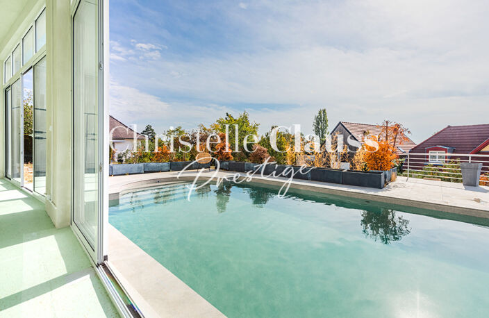 Maison de 374m2 + 215m2 d'annexes, avec piscine et 4 terrasses — photo 2